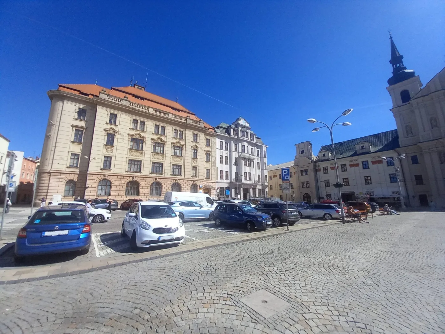 Parkování v Jihlavě XXXV.: Pro parkující u pošty bude zítřejší sobota poslední placenou