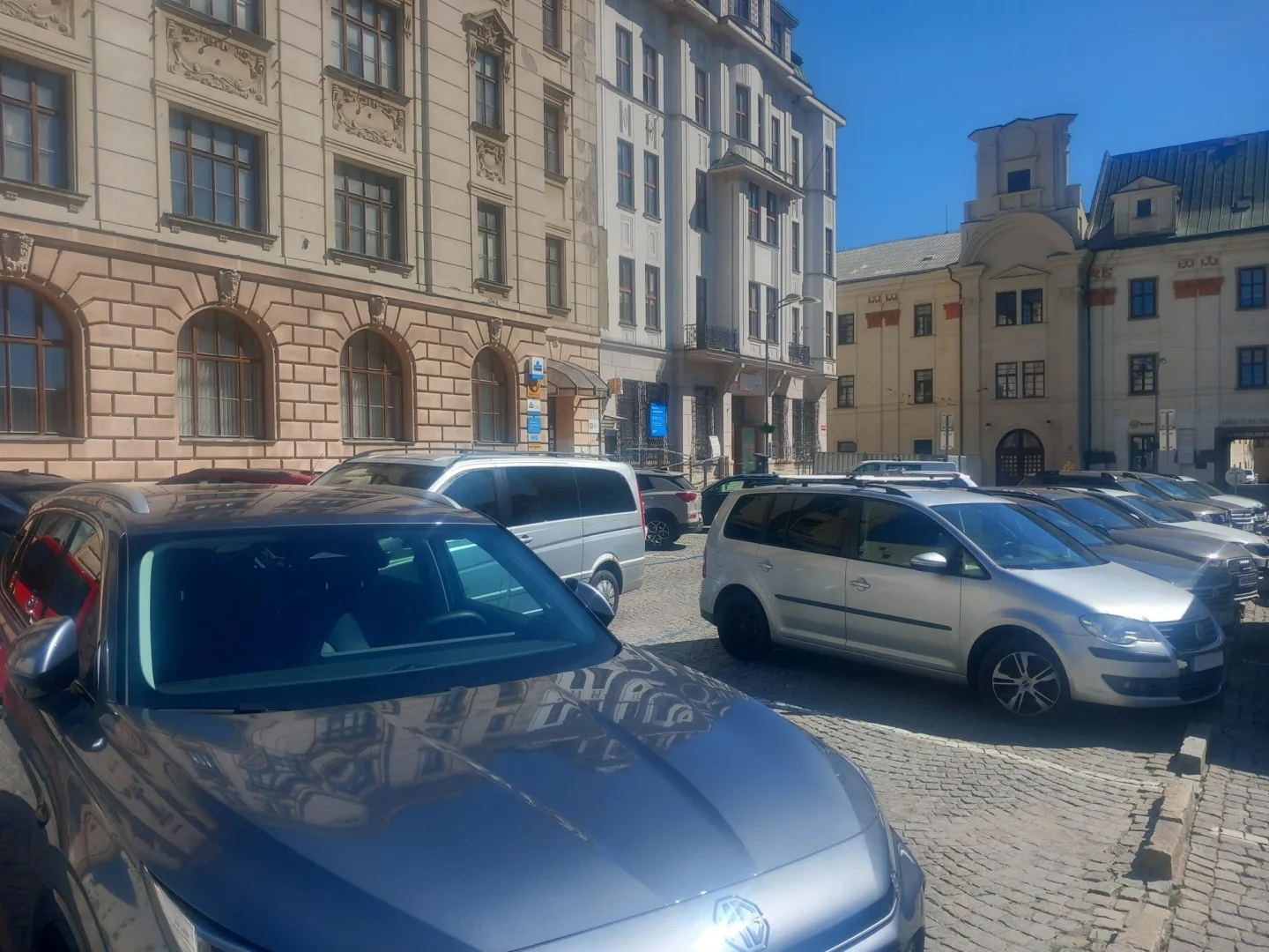 Parkování v Jihlavě XXXV.: Pro parkující u pošty bude zítřejší sobota poslední placenou