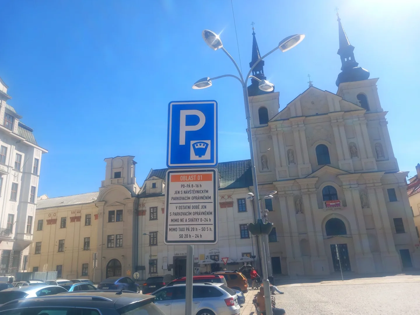 Parkování v Jihlavě XXXV.: Pro parkující u pošty bude zítřejší sobota poslední placenou