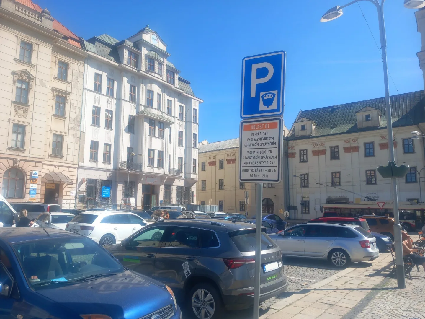Parkování v Jihlavě XXXV.: Pro parkující u pošty bude zítřejší sobota poslední placenou