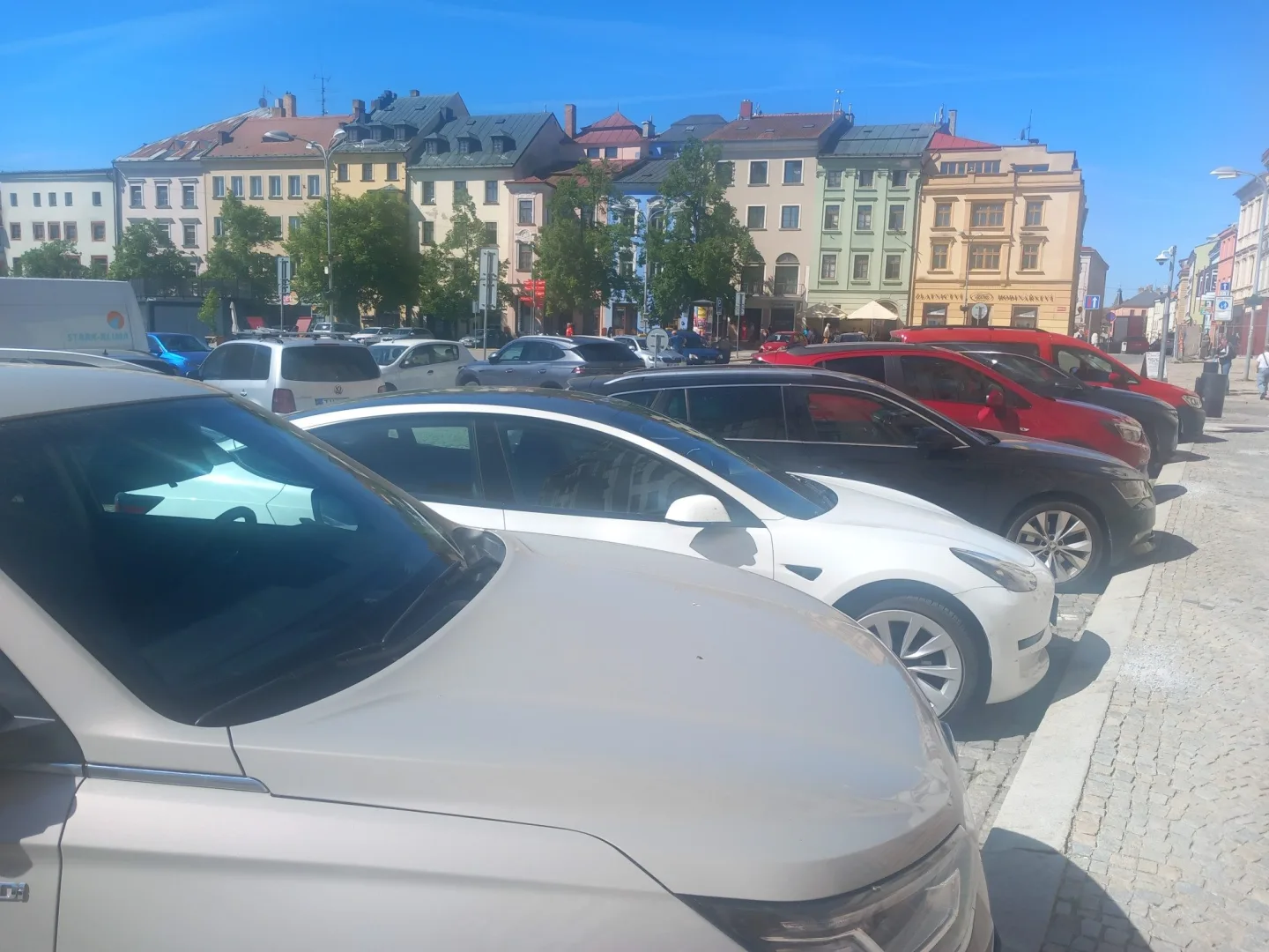 Parkování v Jihlavě XXXV.: Pro parkující u pošty bude zítřejší sobota poslední placenou