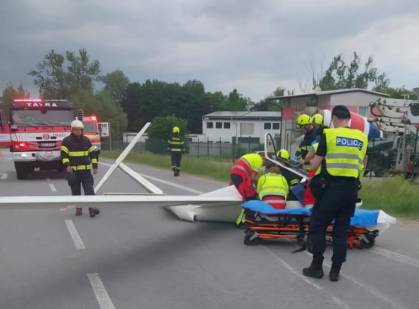 FOTO: V Havlíčkově Brodě se při nouzovém přistání zranil pilot větroně
