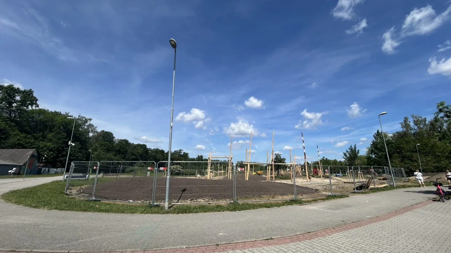 VIDEO: Stavba nového hřiště v Jihlavě jde do finiše. Stín zajistí kryté přístřešky