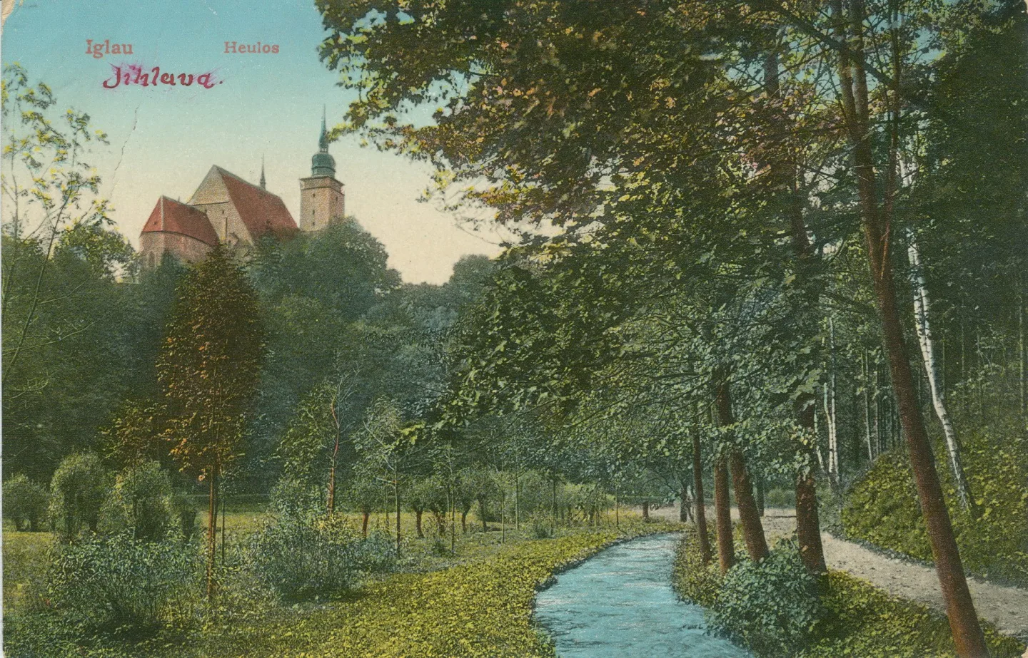 Zátiší vodní hladinou pod kostelem sv. Jakuba při východním svahu Heulosu. Foto: Poskytl Stanislav Jelínek