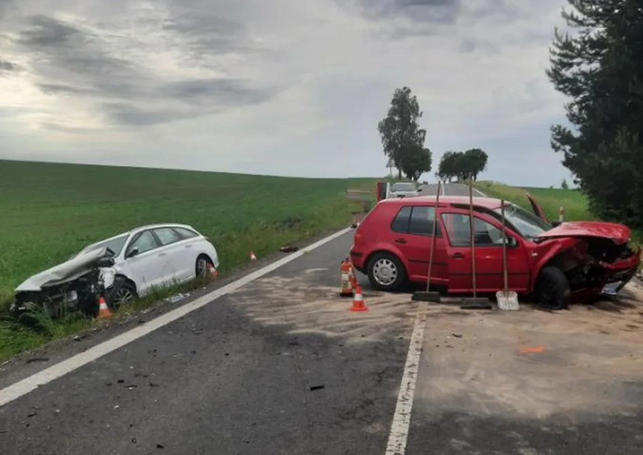 Při čelní nehodě dvou aut se v neděli zranilo pět lidí, jedna letěla do nemocnice. Foto: Policie ČR