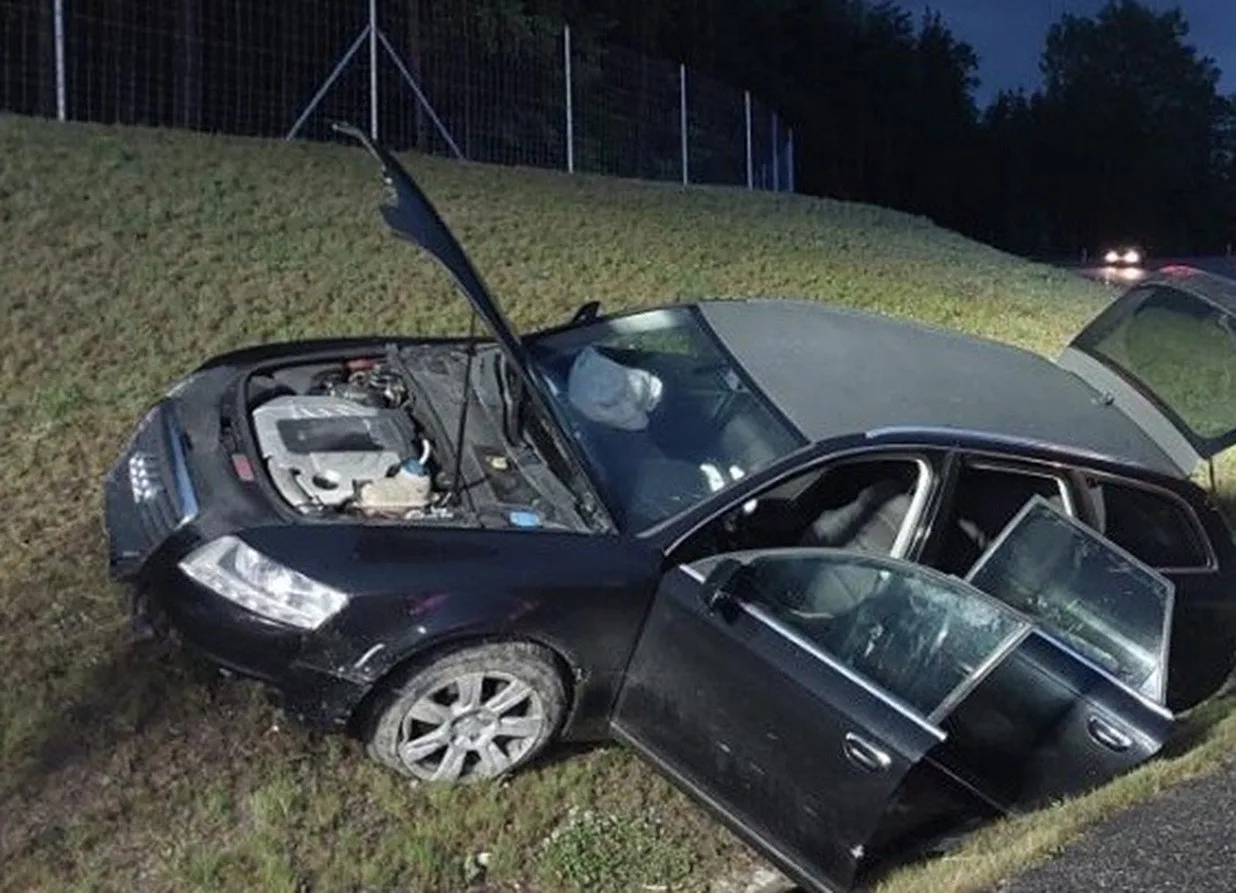 Audi projelo rovně kruhový objezd na dálničním přivaděči, řidič měl přes dvě promile. Foto: Policie ČR