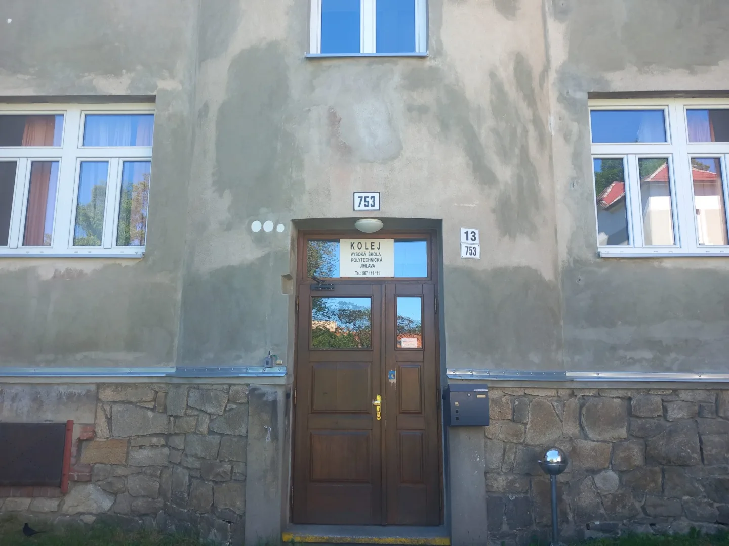 FOTO: Dostavba kolejí v Jihlavě se prodlužuje, studenti mohou zůstat na Brtnické