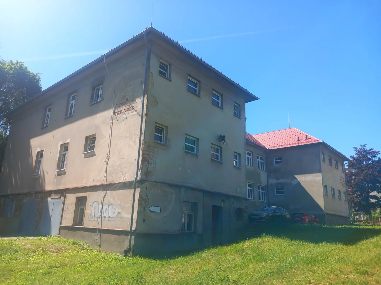 FOTO: Dostavba kolejí v Jihlavě se prodlužuje, studenti mohou zůstat na Brtnické