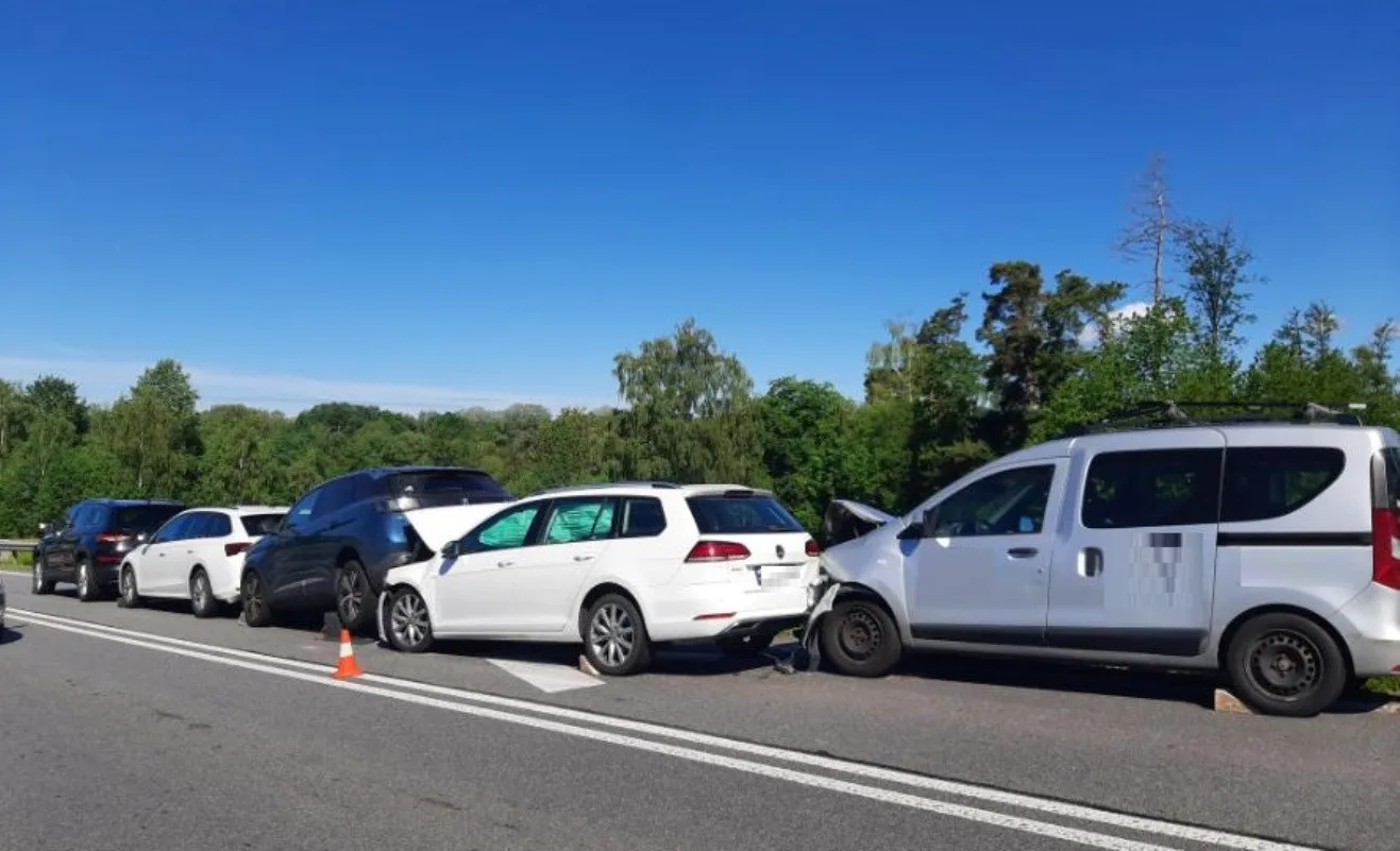Řetězová reakce. Na Pelhřimovsku bouralo pět aut, došlo i ke zranění