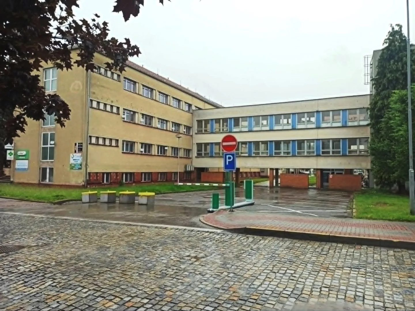 Řidiči v Jihlavě zneužívali parkoviště určené dárcům krve. To teď bylo zrušeno