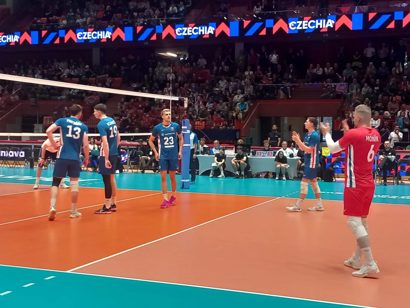 FOTO, VIDEO: Jihlava hostí evropský volejbal. Pivo je za 60 korun, klobása za 130
