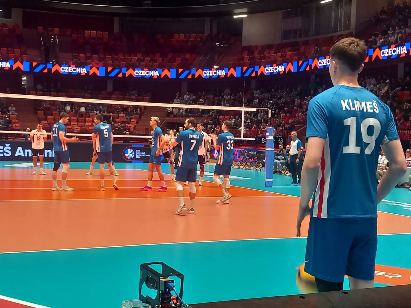 FOTO, VIDEO: Jihlava hostí evropský volejbal. Pivo je za 60 korun, klobása za 130