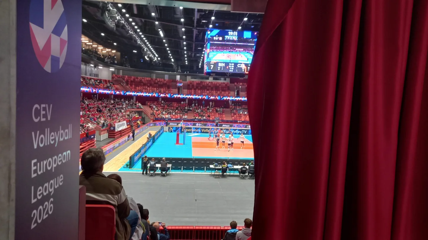FOTO, VIDEO: Jihlava hostí evropský volejbal. Pivo je za 60 korun, klobása za 130