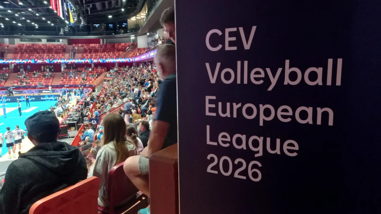 FOTO, VIDEO: Jihlava hostí evropský volejbal. Pivo je za 60 korun, klobása za 130