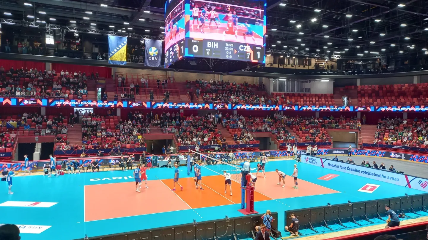 FOTO, VIDEO: Jihlava hostí evropský volejbal. Pivo je za 60 korun, klobása za 130