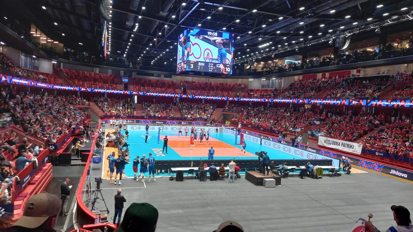 FOTO, VIDEO: Jihlava hostí evropský volejbal. Pivo je za 60 korun, klobása za 130