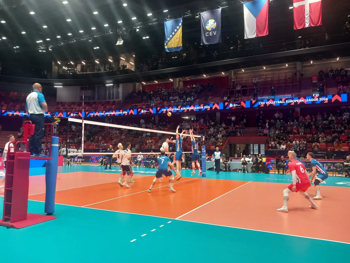 FOTO, VIDEO: Jihlava hostí evropský volejbal. Pivo je za 60 korun, klobása za 130