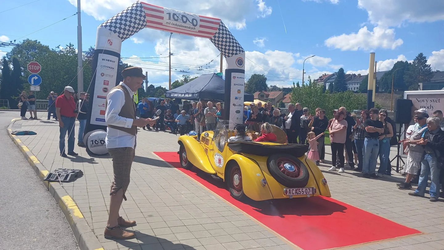 FOTO, VIDEO: Jihlavskem projel závod 1000 mil Československých. Přilákal davy lidí