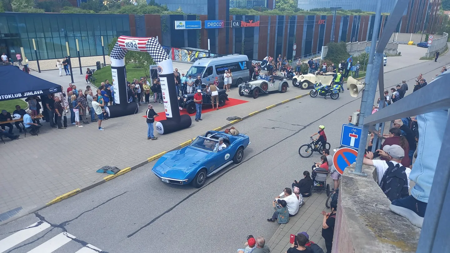 FOTO, VIDEO: Jihlavskem projel závod 1000 mil Československých. Přilákal davy lidí