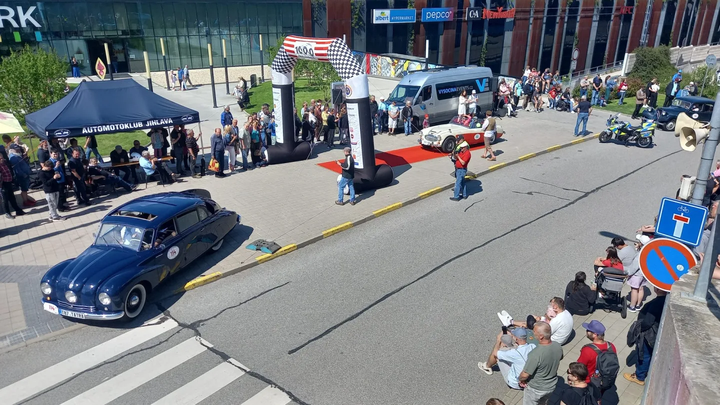 FOTO, VIDEO: Jihlavskem projel závod 1000 mil Československých. Přilákal davy lidí