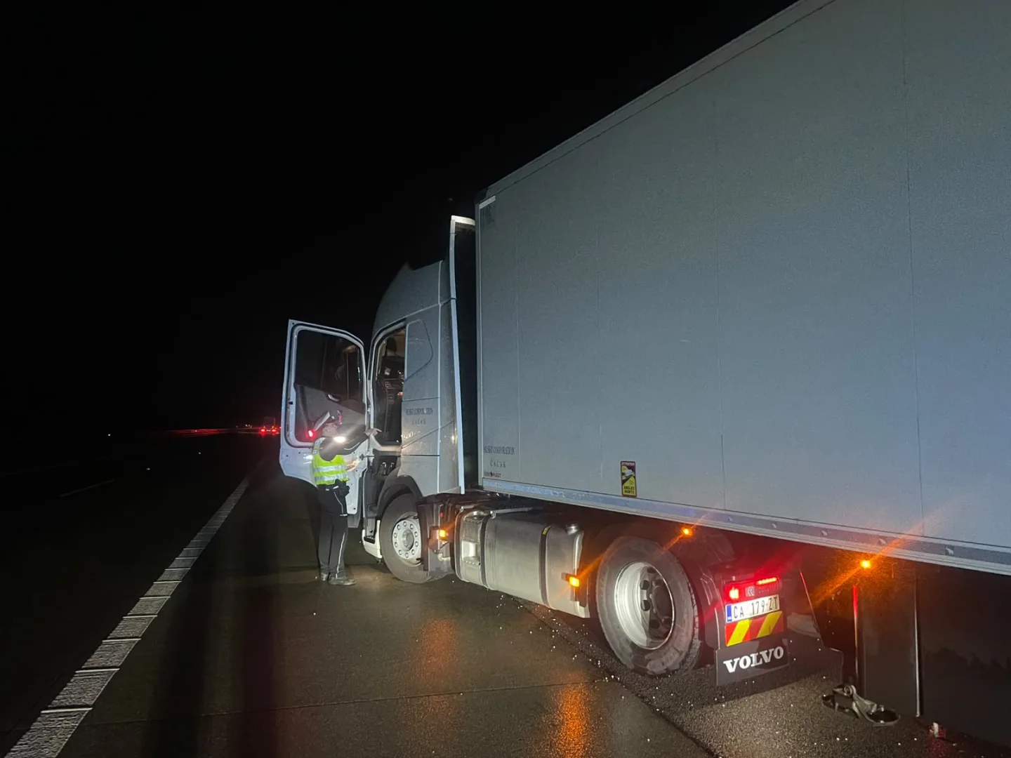 FOTO: Policisté si opět posvítili na kamiony. V noci kontrolovali parkování na dálnici
