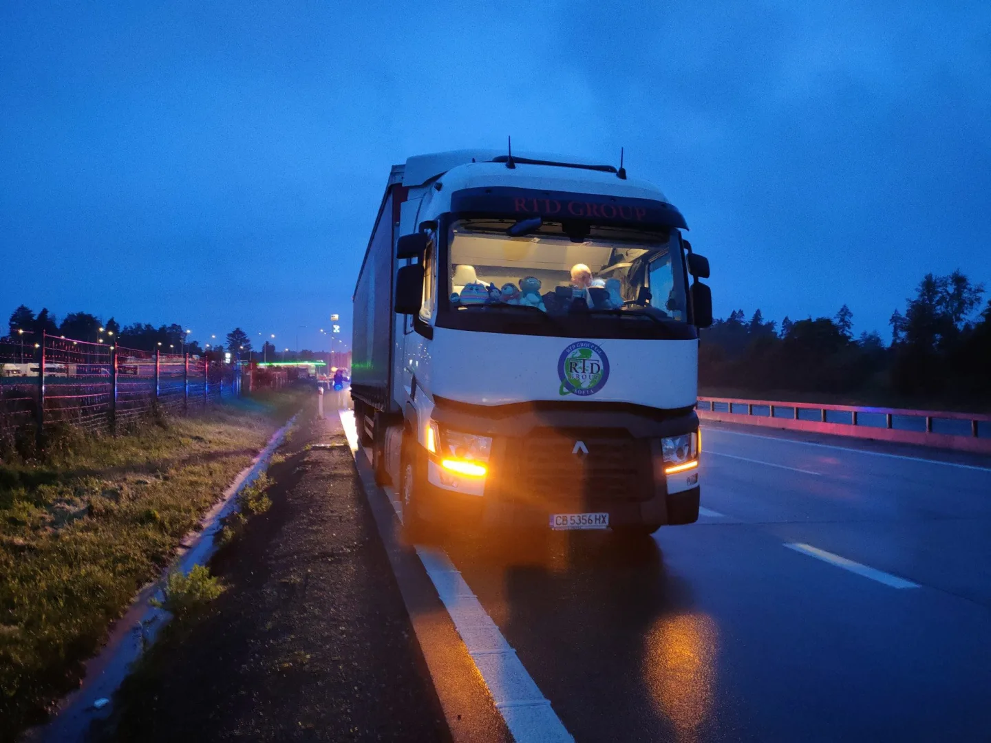 FOTO: Policisté si opět posvítili na kamiony. V noci kontrolovali parkování na dálnici