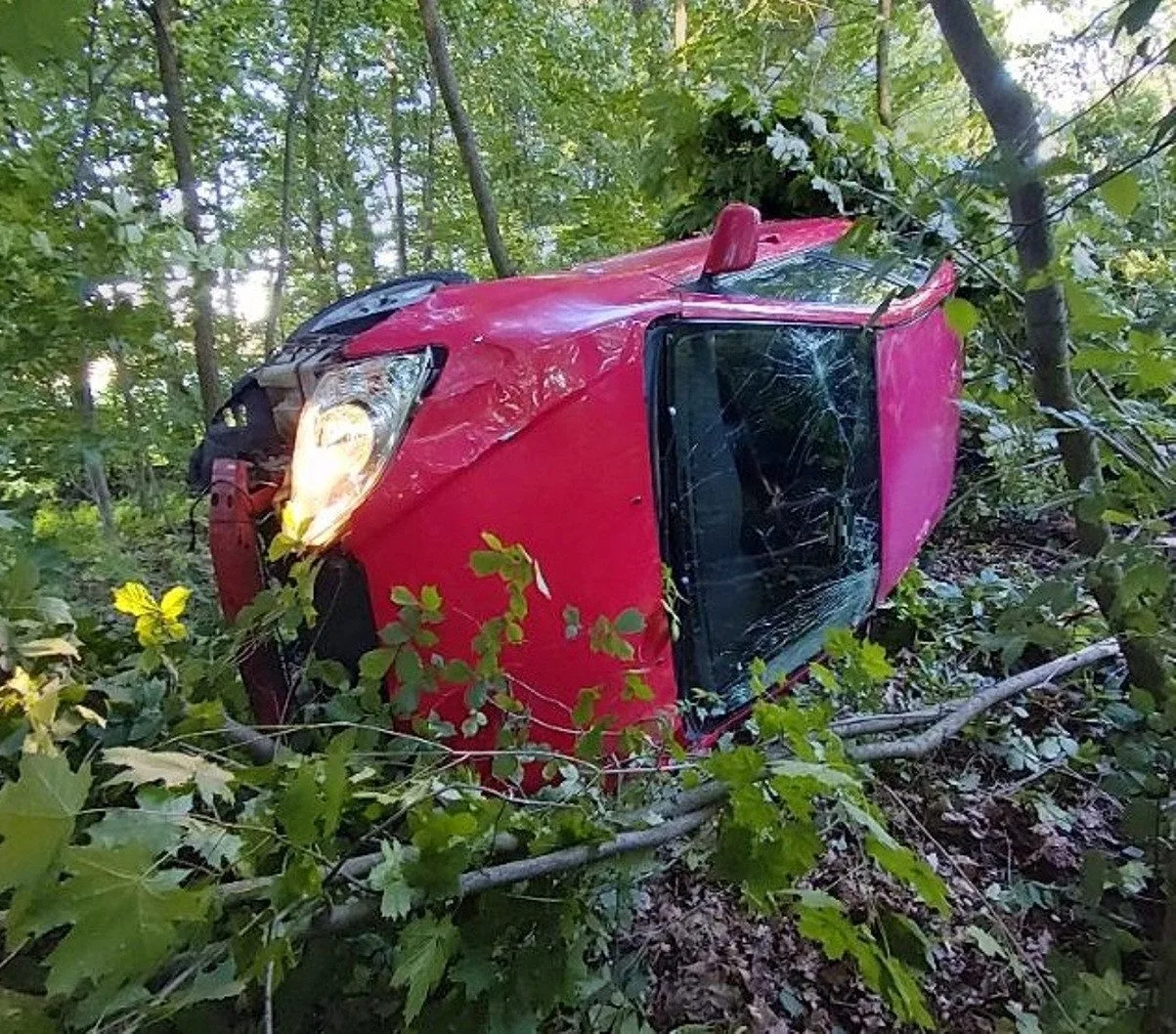 Muž na Brodsku popil alkohol, v autě pak dostal smyk. Z místa nehody v klidu odešel