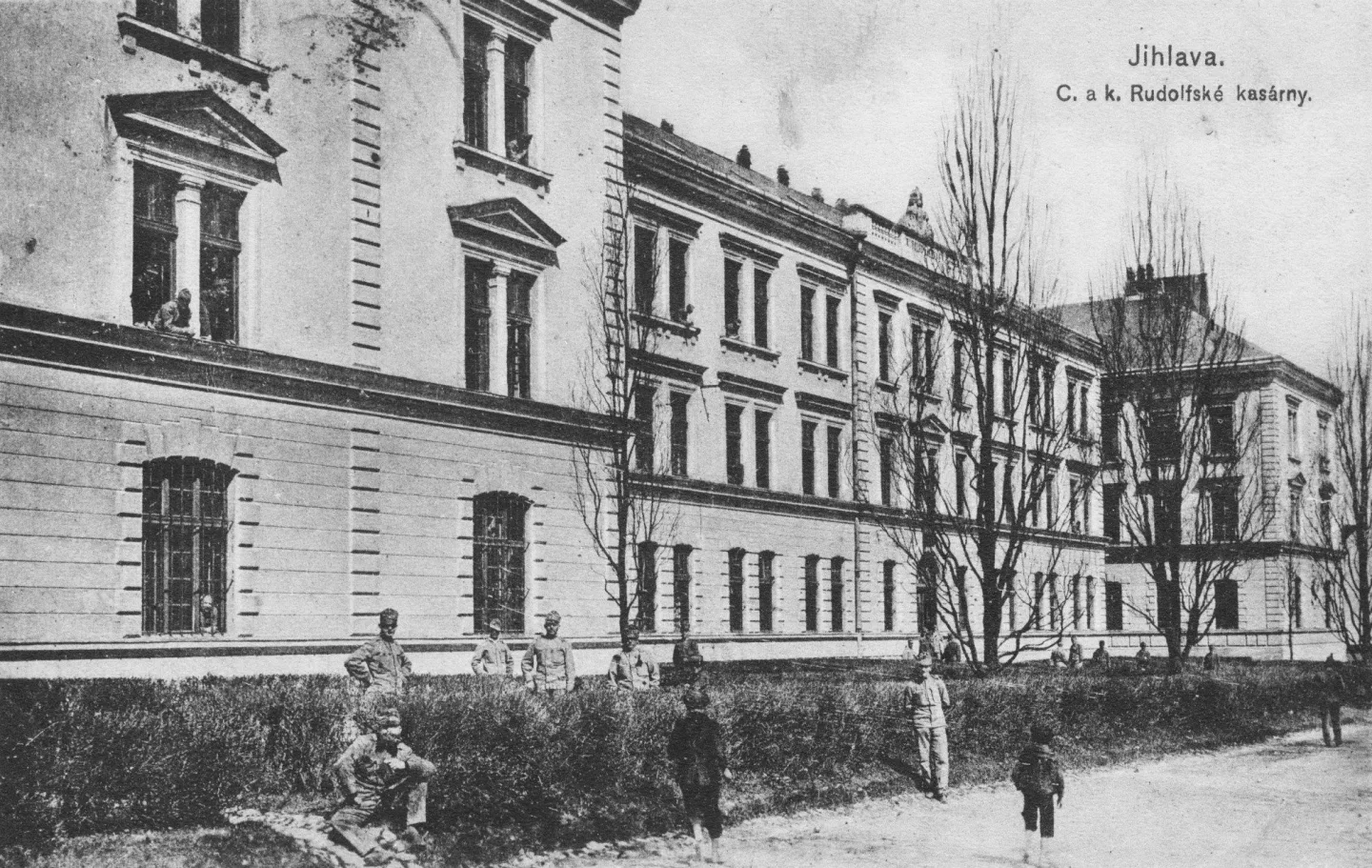 Vojáci v oknech. Jihlavská Rudolfova kasárna za časů panování císaře Františka Josefa I. V mírových letech domov pěti stovek vojáků, za mimořádných událostí jich byly i dva tisíce.  Reprofoto: archiv Stanislava Jelínka