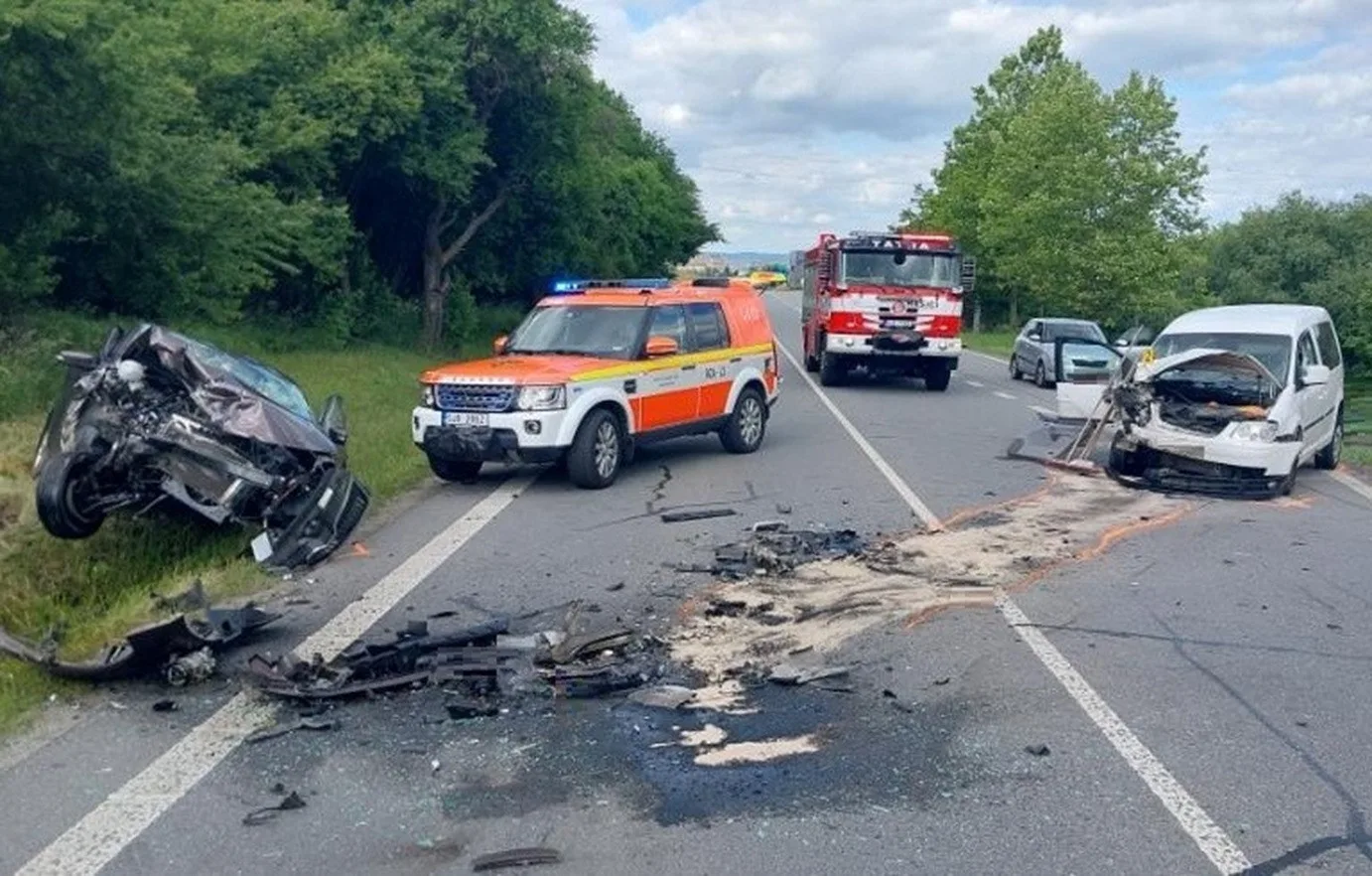 Na kraji Jihlavy se čelně srazila dvě auta, tři osoby skončily v nemocnici