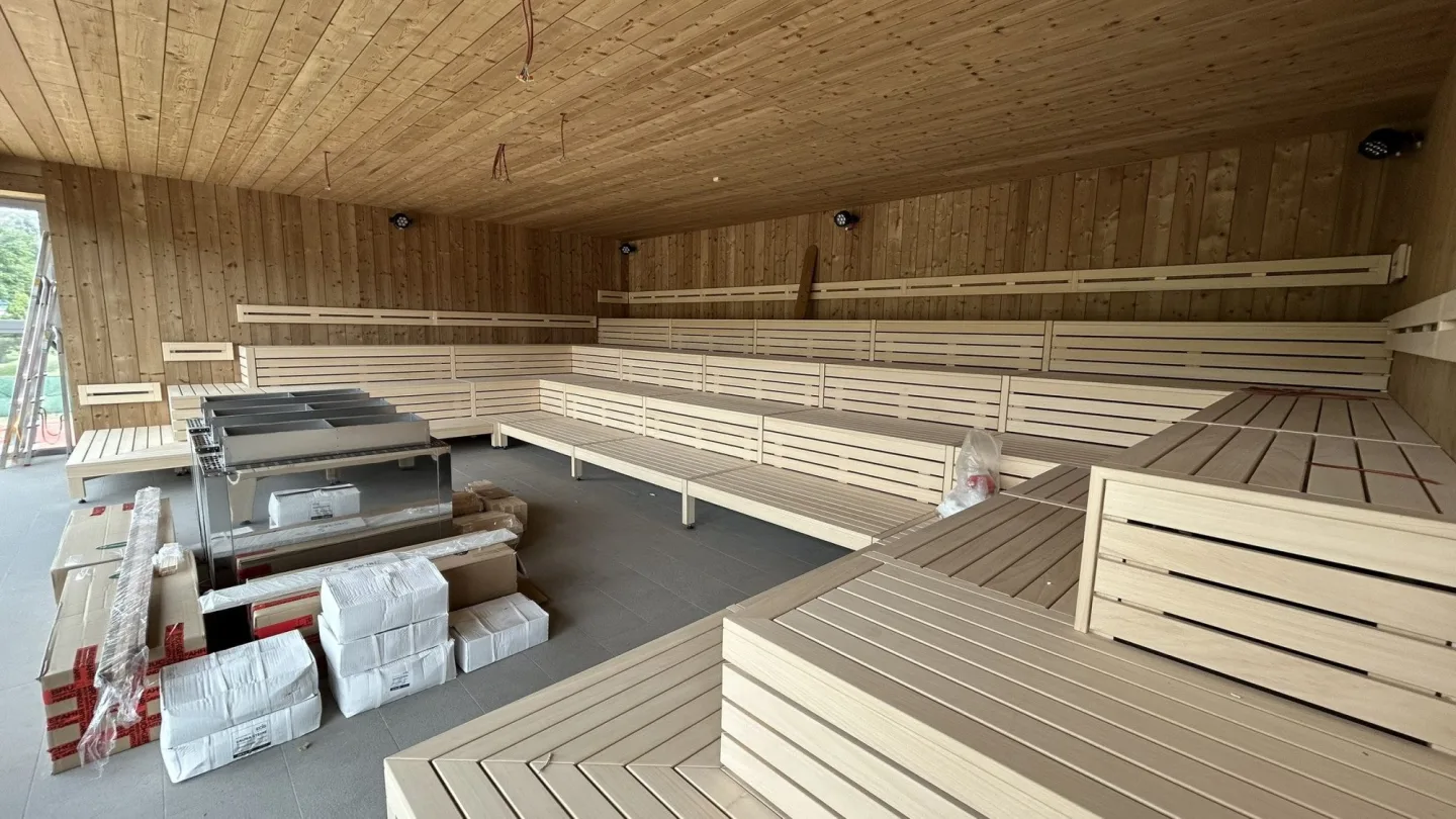 FOTO, VIDEO: Sauna pro 60 lidí i závěsný otočný krb. V Jihlavě vzniká Saunový svět