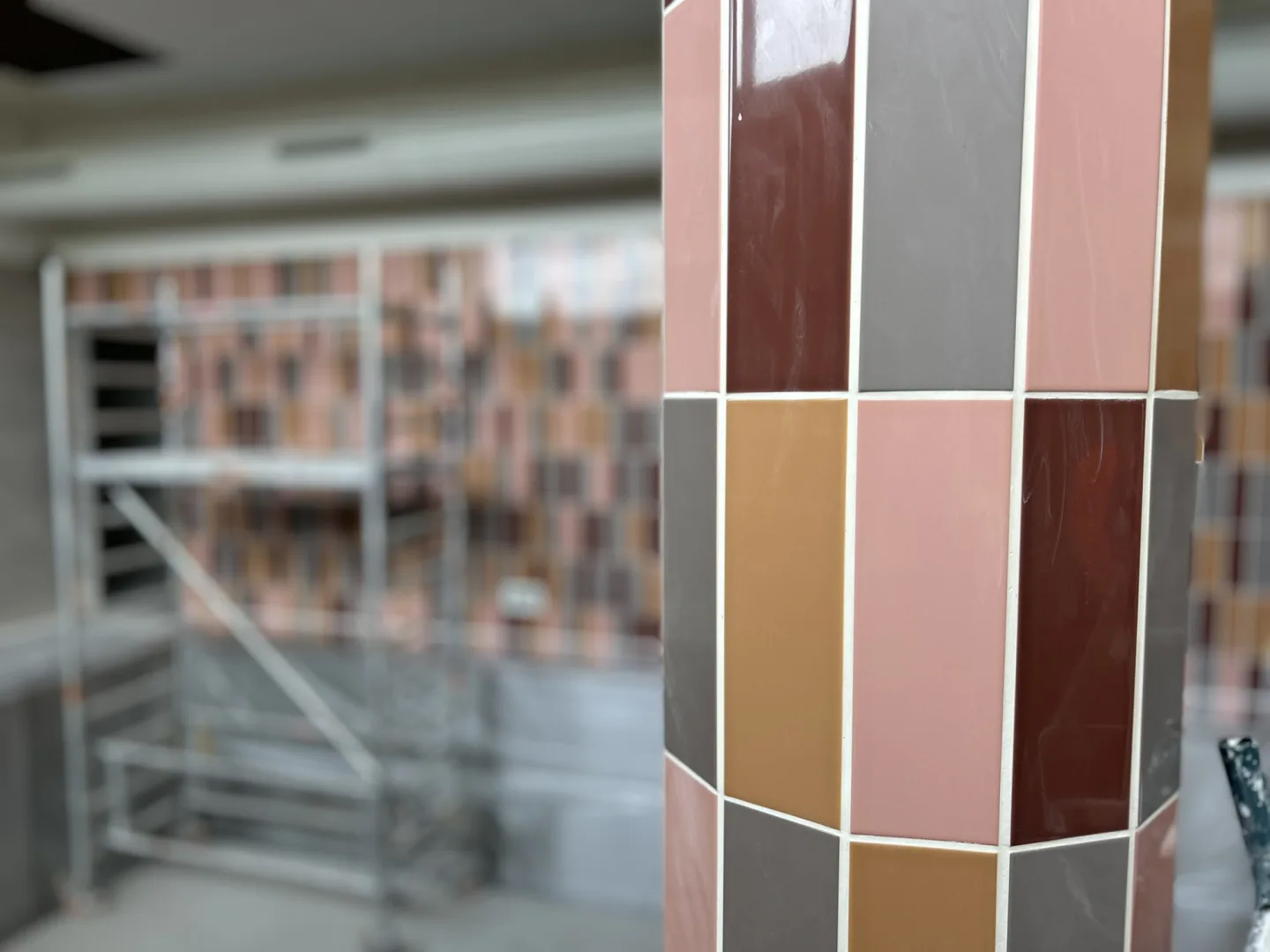 FOTO, VIDEO: Sauna pro 60 lidí i závěsný otočný krb. V Jihlavě vzniká Saunový svět