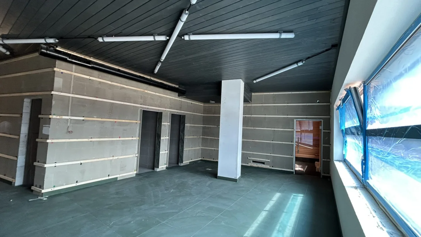 FOTO, VIDEO: Sauna pro 60 lidí i závěsný otočný krb. V Jihlavě vzniká Saunový svět