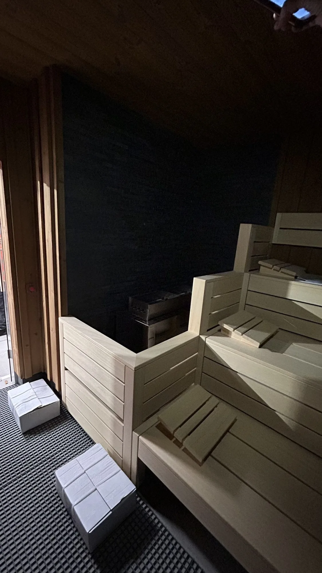 FOTO, VIDEO: Sauna pro 60 lidí i závěsný otočný krb. V Jihlavě vzniká Saunový svět