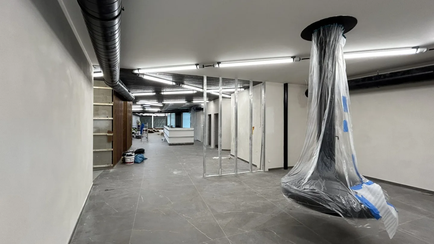 FOTO, VIDEO: Sauna pro 60 lidí i závěsný otočný krb. V Jihlavě vzniká Saunový svět