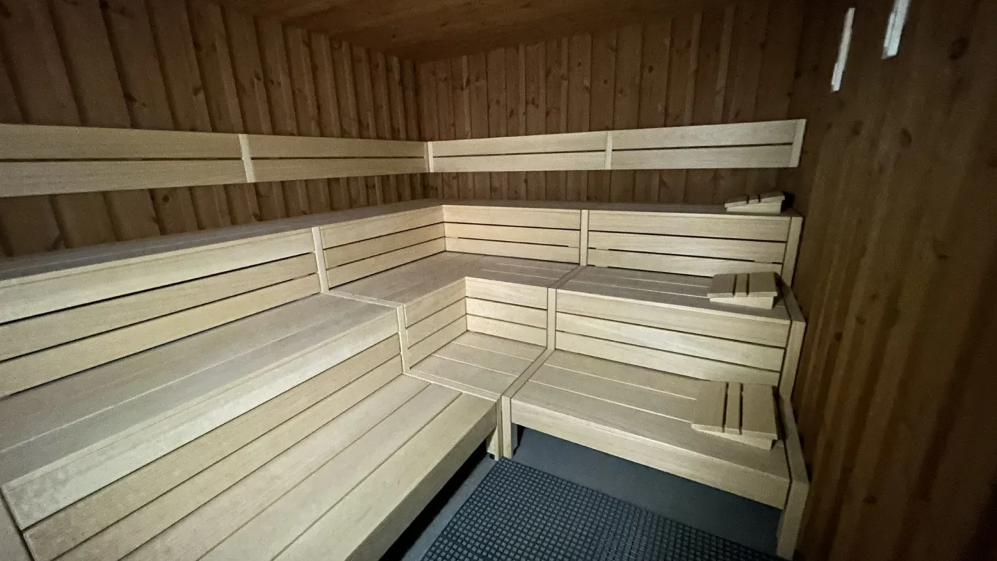 FOTO, VIDEO: Sauna pro 60 lidí i závěsný otočný krb. V Jihlavě vzniká Saunový svět