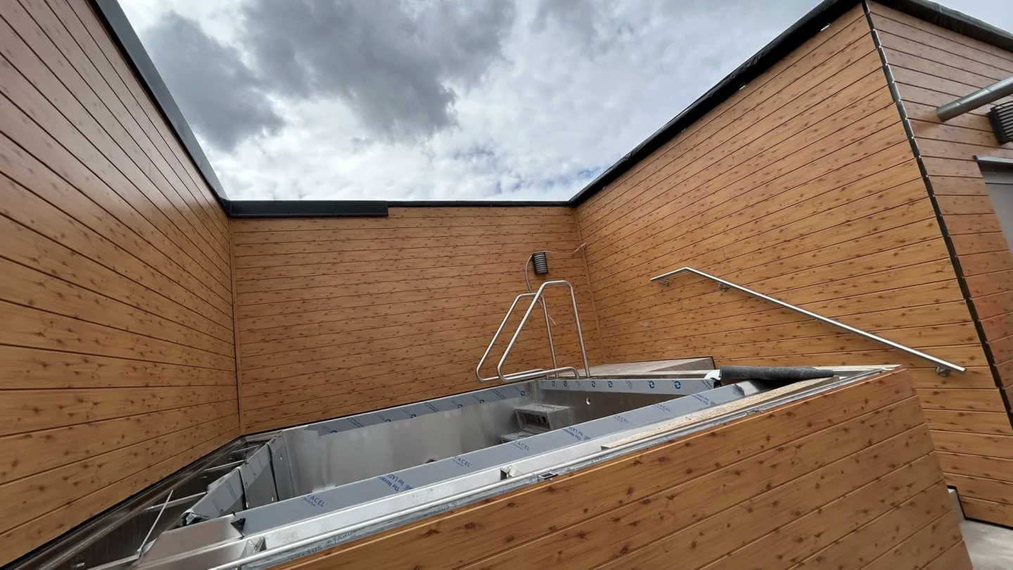 FOTO, VIDEO: Sauna pro 60 lidí i závěsný otočný krb. V Jihlavě vzniká Saunový svět