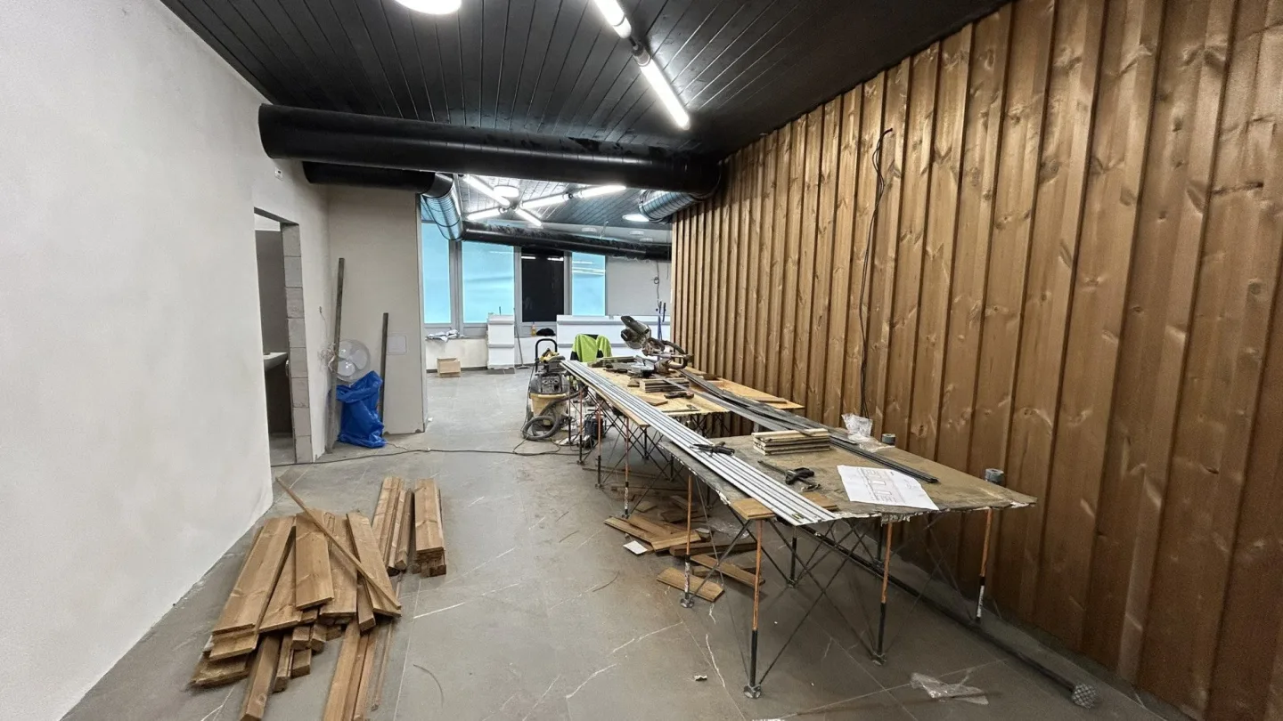 FOTO, VIDEO: Sauna pro 60 lidí i závěsný otočný krb. V Jihlavě vzniká Saunový svět