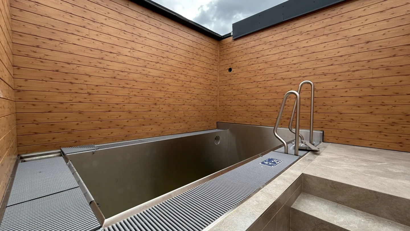 FOTO, VIDEO: Sauna pro 60 lidí i závěsný otočný krb. V Jihlavě vzniká Saunový svět