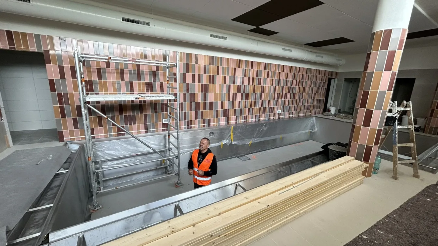 FOTO, VIDEO: Sauna pro 60 lidí i závěsný otočný krb. V Jihlavě vzniká Saunový svět