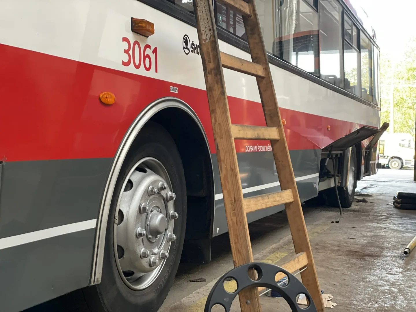 ROZHOVOR: Červený trolejbus je jihlavskou legendou. Petr Příhoda si Karkulku koupil