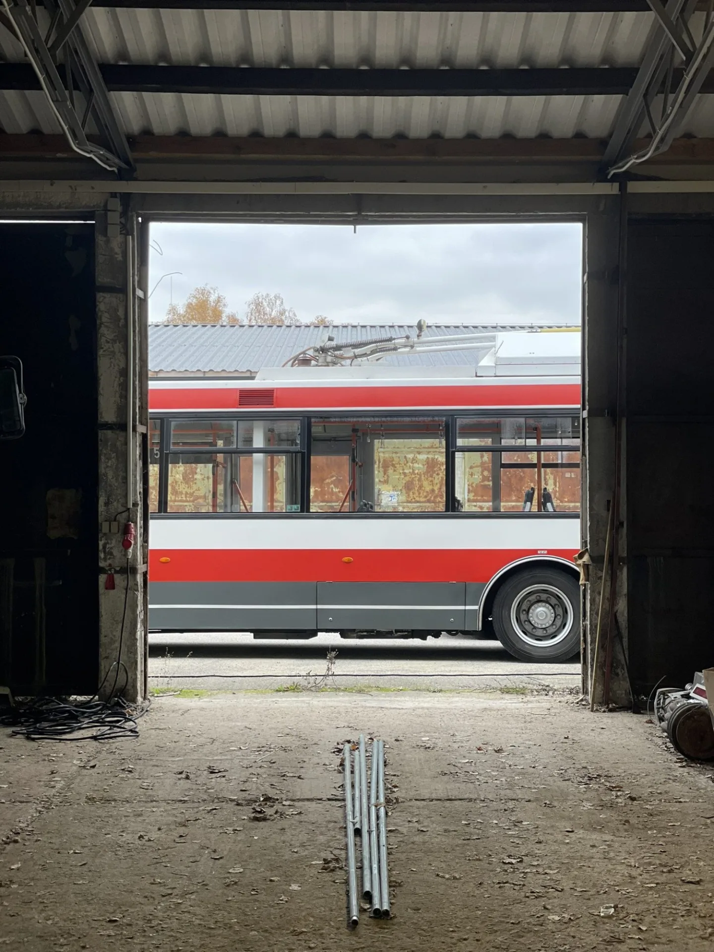 ROZHOVOR: Červený trolejbus je jihlavskou legendou. Petr Příhoda si Karkulku koupil