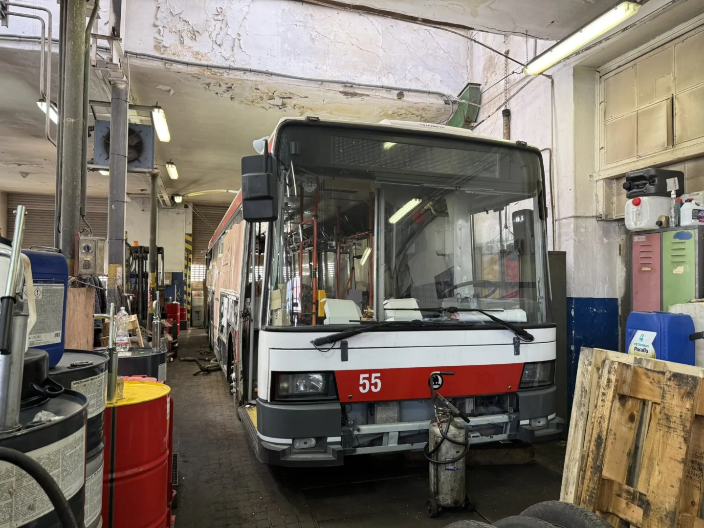 ROZHOVOR: Červený trolejbus je jihlavskou legendou. Petr Příhoda si Karkulku koupil