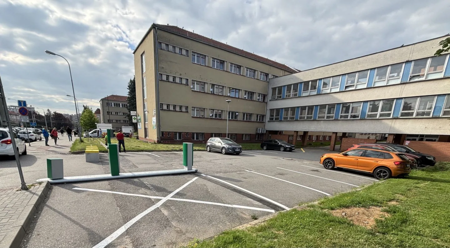 Nemocnice Jihlava nabízí veřejnosti nové parkoviště, které hlídá závora.