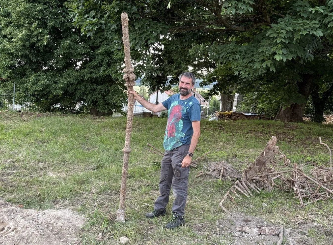 Ve Větrném Jeníkově bagrista vykopal hromadu železa. Může jít o historickou fontánu