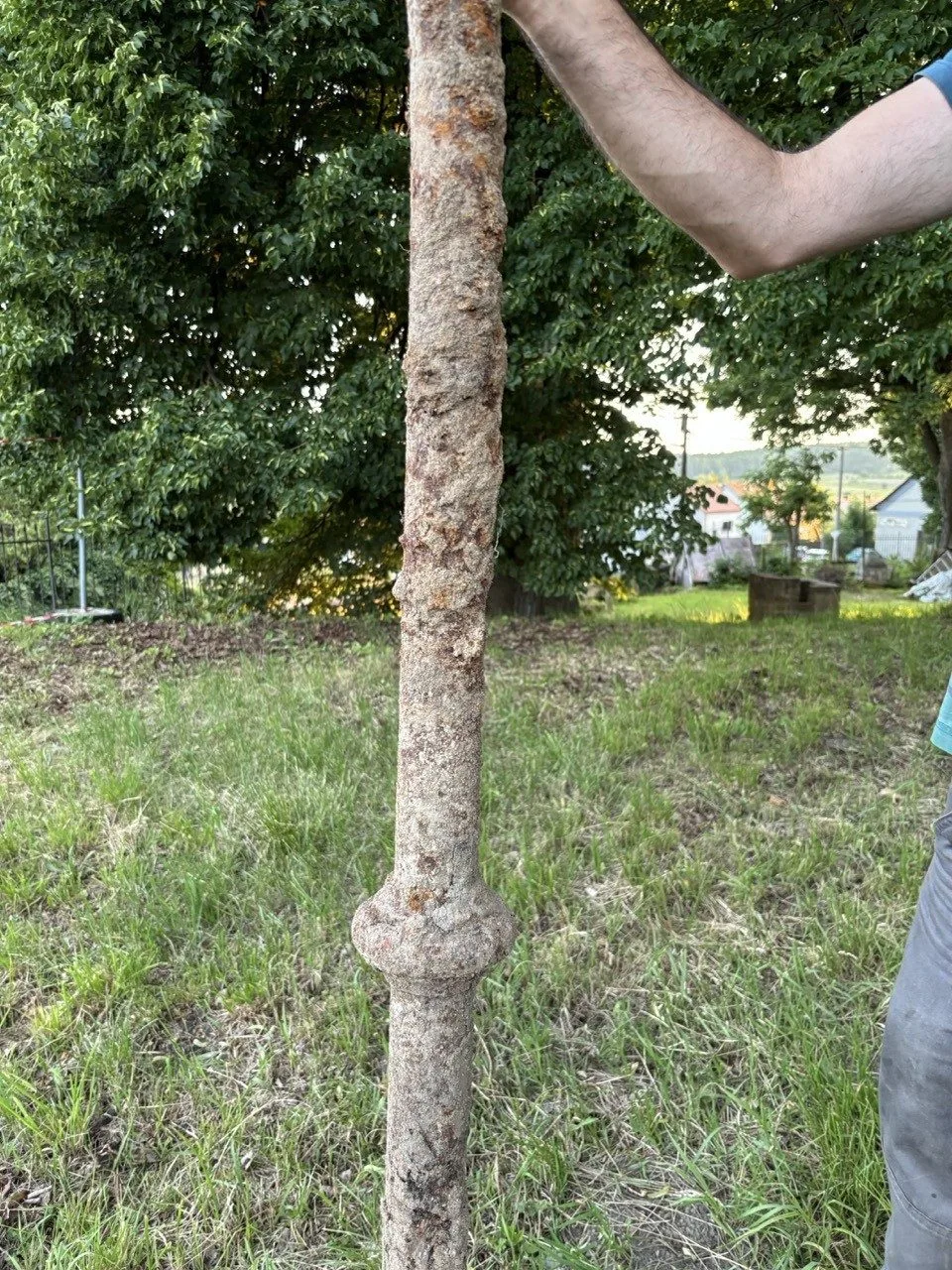 Ve Větrném Jeníkově bagrista vykopal hromadu železa. Může jít o historickou fontánu