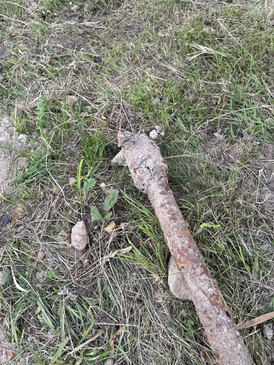 Ve Větrném Jeníkově bagrista vykopal hromadu železa. Může jít o historickou fontánu