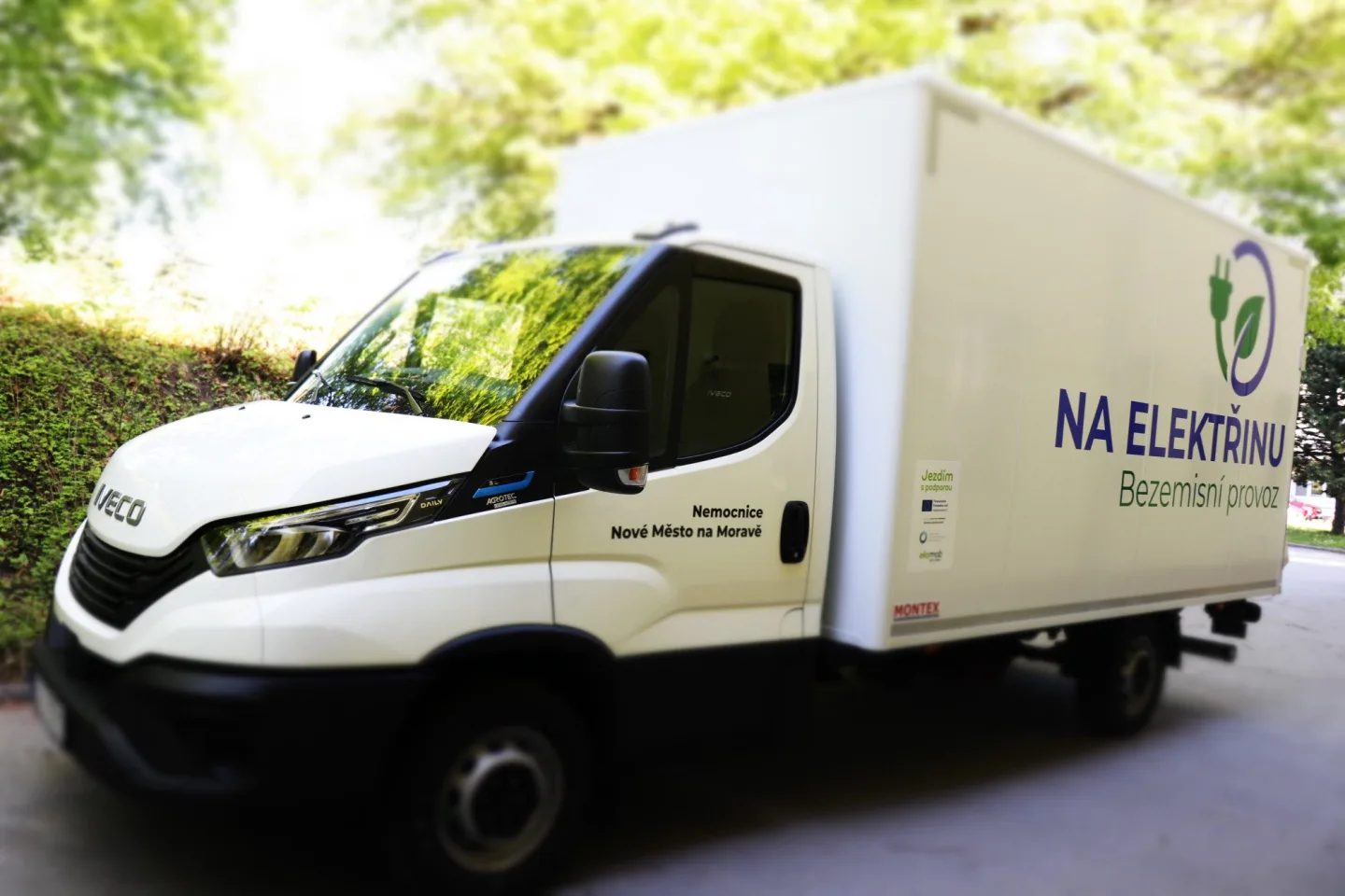 FOTO: V novoměstské nemocnici rozváží jídlo elektromobil, stál přes dva miliony