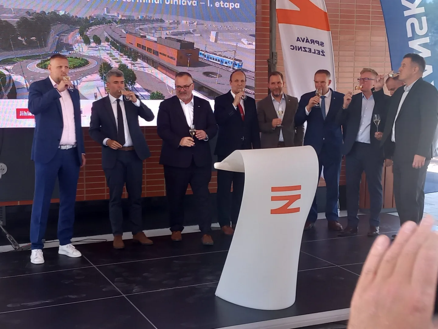 FOTO: Nové městské nádraží slouží cestujícím. Ještě není hotovo, připomíná primátor