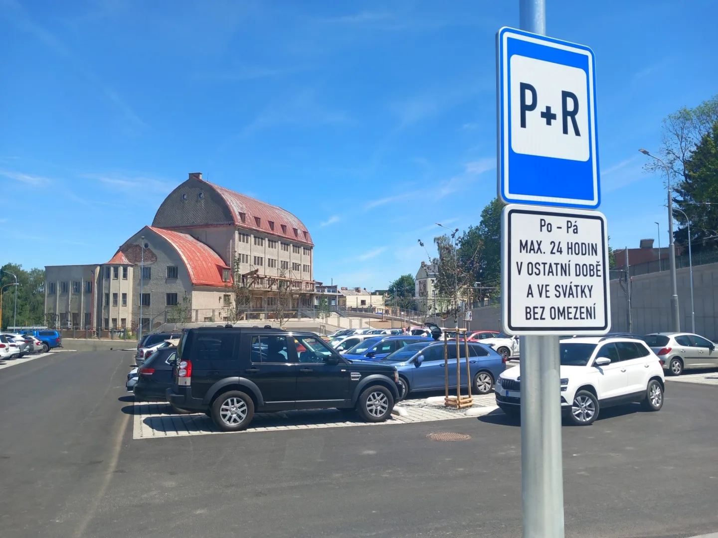 Parkování v Jihlavě XXXVII.: Parkoviště u nádraží není jen pro cestující vlakem