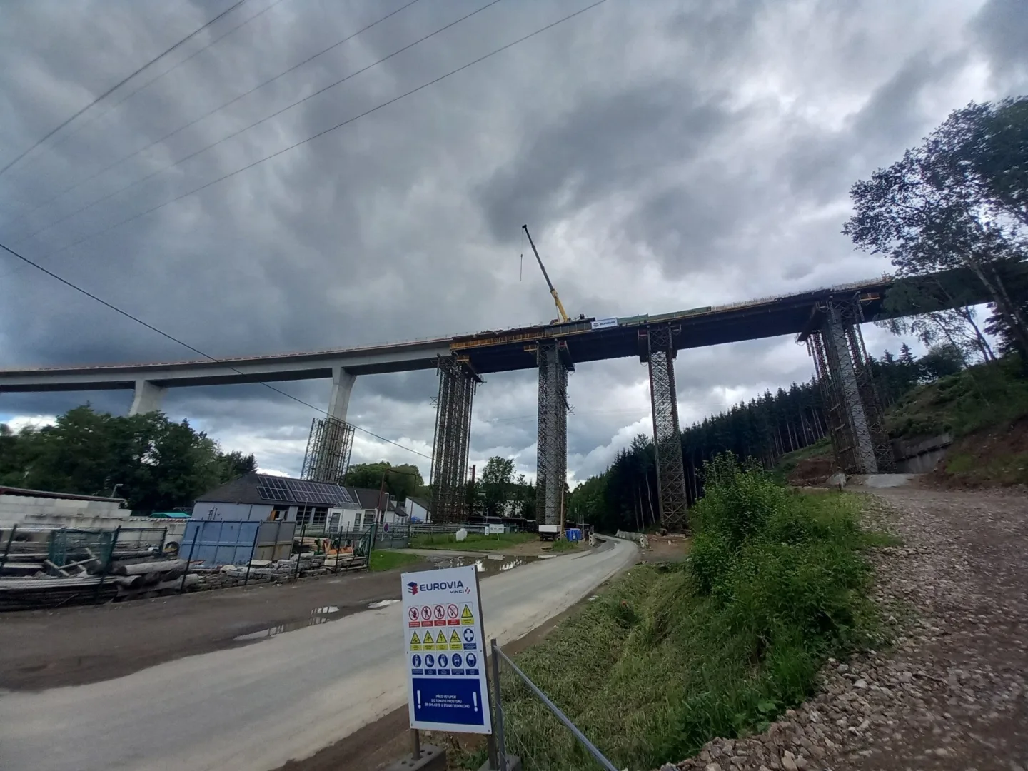 Práce na obchvatu Brtnice pokračují i v extrémním vedru. Pracovníci se střídají